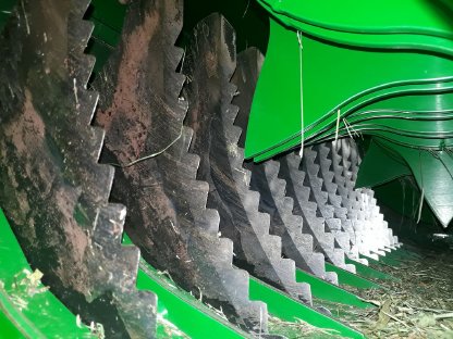 Bild 5:John Deere V451R Rundballenpresse