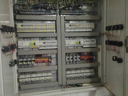 Bild 8:Hühnerstallaufstallung und Fütterungstechnik