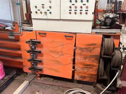 Bild 4:Katonagenpresse Heu oder Strohpresse