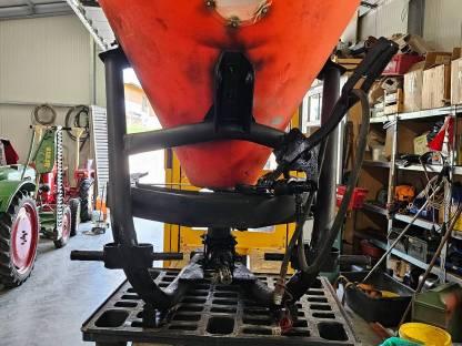 Bild 7:Salzstreuer Dungstreuer Splittstreuer