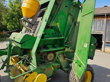 Bild 2:John Deere 592 Ballenpresse mit Siliermitteltank