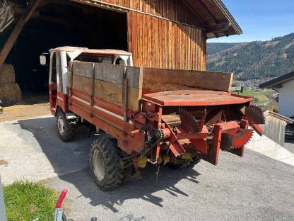 Bild 3:Lindner T3500 mit Ladewagen und Miststreuer