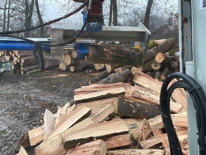 Bild 3:Holzspalter Bagger Binderberger