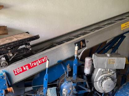 Bild 2:Dachaufzug-Anhänger, Teerfass, 2x Sackkarre für Ziegel