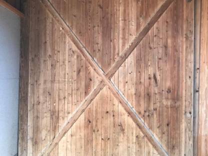 Holztor sonnenverbrannt