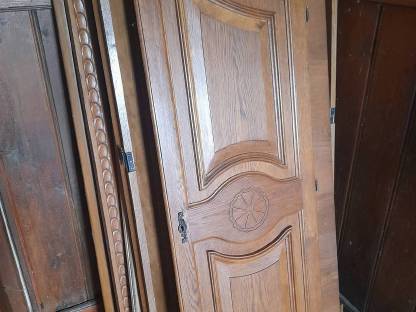 Bild 2:Alter Holzschrank