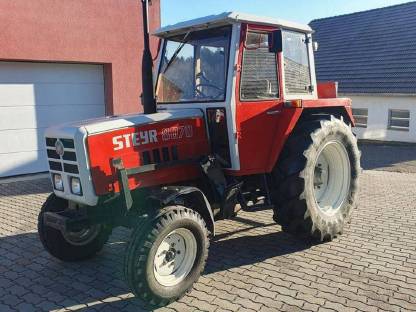 Bild 2:Traktor Steyr 8070 mit Frontlader und Heckgewicht