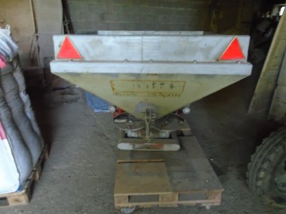 Bild 2:Rauch Düngerstreuer