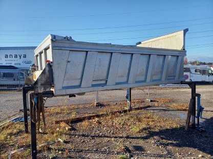 Bild 3:Gesteinskipper mit Hydraulikwand