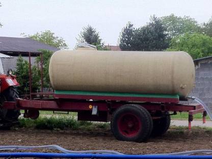 Bild 3:Fuhrtank 5.000 l für Wein/Wasser mit Zapfwellenpumpe