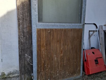 Bild 5:Stallfenster und Flügeltor