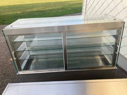 Bild 3:Glasvitrine mit Unterbau