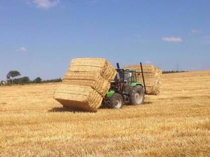 Bild 2:Lohnstrohpressen