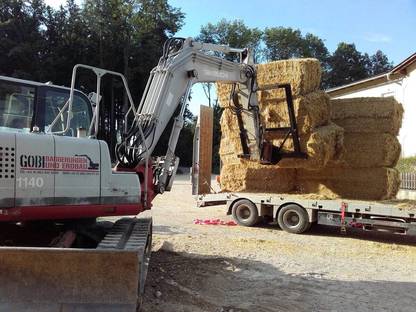 Bild 3:Lohnstrohpressen