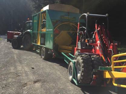 Bild 2:Mais-Quaderballen pressen und stapeln