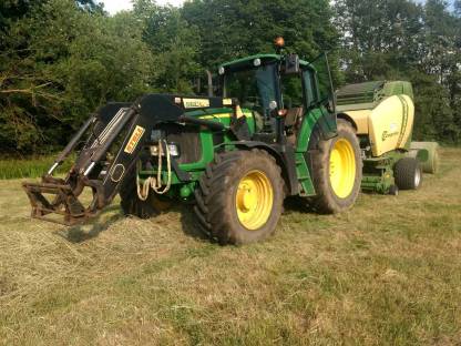 Bild 3:Rundballen und Eckballen pressen und wickeln