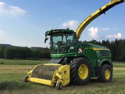 Bild 2:Gras,- Maishäckseln mit Ertragserfassung