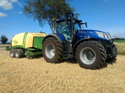 Bild 2:Rundballen und Eckballen pressen und wickeln