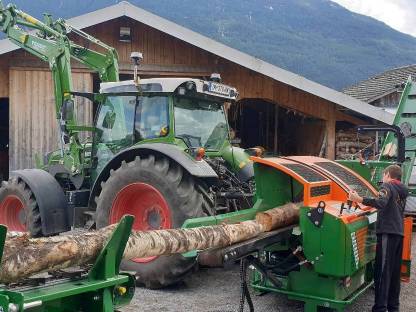 Bild 3:Brennholzaufbereitung