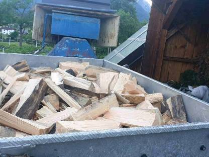 Bild 2:Brennholzaufbereitung