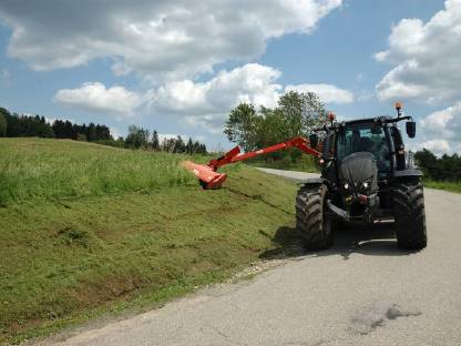 Bild 3:Böschungsmähen (mulchen)