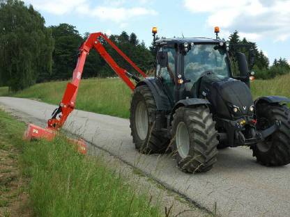 Bild 2:Böschungsmähen (mulchen)