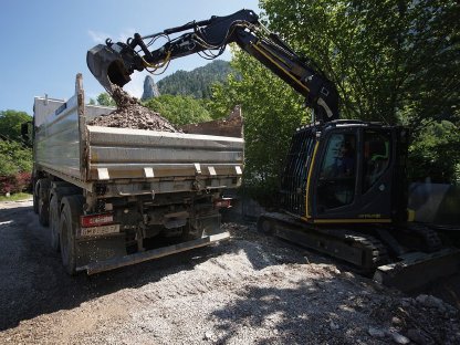 Bild 6:Freiräumen von Bachbetten unter Brücken (Brückenräumdienst)