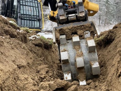 Bild 6:Leitungsbau (Drainage) mit ASTINATOR 95UR + V-FORMER