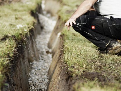 Bild 4:Leitungsbau (Drainage) mit ASTINATOR 95UR + V-FORMER