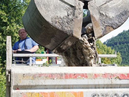 Bild 5:Freiräumen von Bachbetten unter Brücken (Brückenräumdienst)