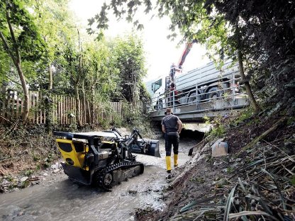 Bild 3:Freiräumen von Bachbetten unter Brücken (Brückenräumdienst)