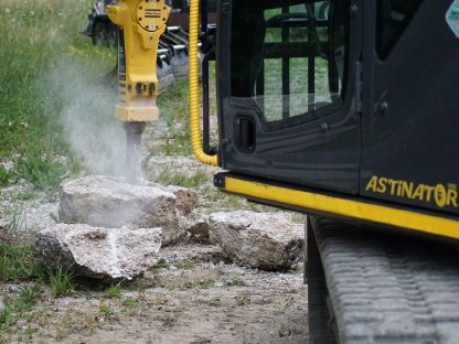 Bild 2:Baggerungen, Stemmarbeiten, Nassflächen, Restholzräumung,...