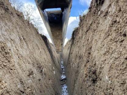 Bild 5:Leitungsbau (Drainage) mit ASTINATOR 95UR + V-FORMER