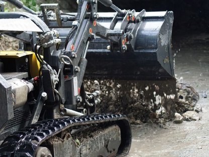 Bild 2:Freiräumen von Bachbetten unter Brücken (Brückenräumdienst)