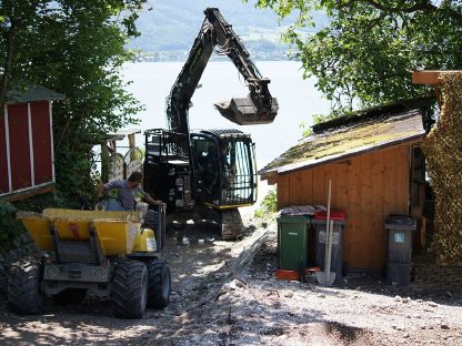 Bild 8:Freiräumen von Bachbetten unter Brücken (Brückenräumdienst)
