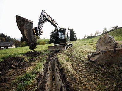 Bild 3:Leitungsbau (Drainage) mit ASTINATOR 95UR + V-FORMER