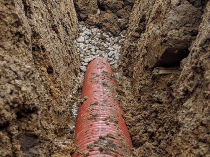 Bild 8:Leitungsbau (Drainage) mit ASTINATOR 95UR + V-FORMER