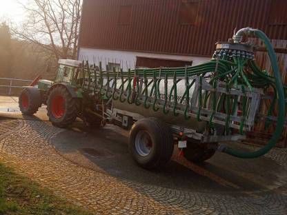 Bild 2:Gülle Ausbringung mit Schleppschlauch
