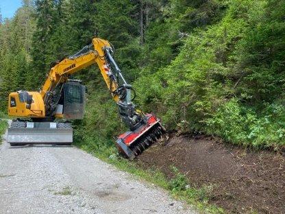 Bild 4:Forst- Alm- Wegsanierung,Rekultivierung,Böschungspflege