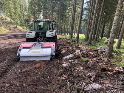 Bild 4:Fräs- und Rekultivierungsarbeiten