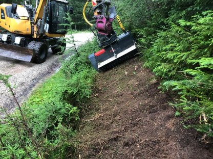 Bild 2:Forst- Alm- Wegsanierung,Rekultivierung,Böschungspflege