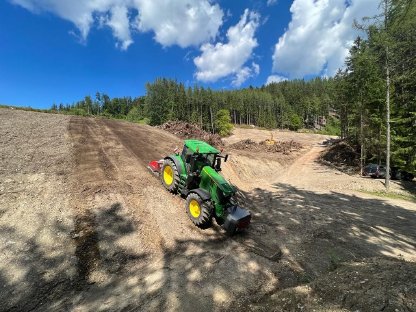 Bild 7:Forst- Alm- Wegsanierung,Rekultivierung,Böschungspflege