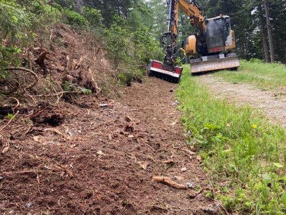 Bild 3:Böschungspflege und Böschungssanierungen