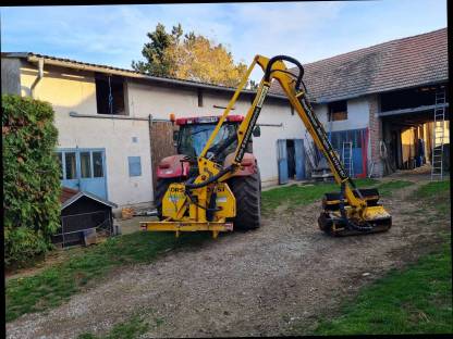 Bild 2:Böschungsmähen und Windschutzgürtel schneiden