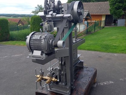 Bild 7:Alte restaurierte Ölpresse