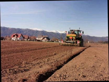 Bild 2:Grünland- / Silomaisernte und Gülleausbringung