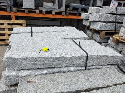 Bild 2:Granit Blockstufen handgespalten, alle Seiten gespalten in L