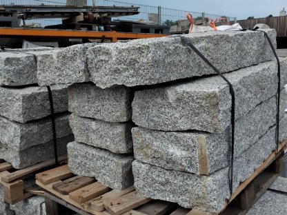 Bild 5:Granit Blockstufen handgespalten, alle Seiten gespalten in L