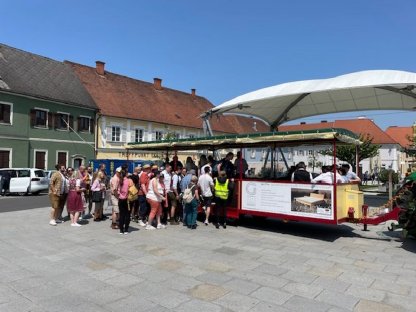 Bild 2:Panoramaanhänger/Personananhänger/Bummelzug