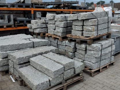 Bild 3:Granit Blockstufen handgespalten, alle Seiten gespalten in L